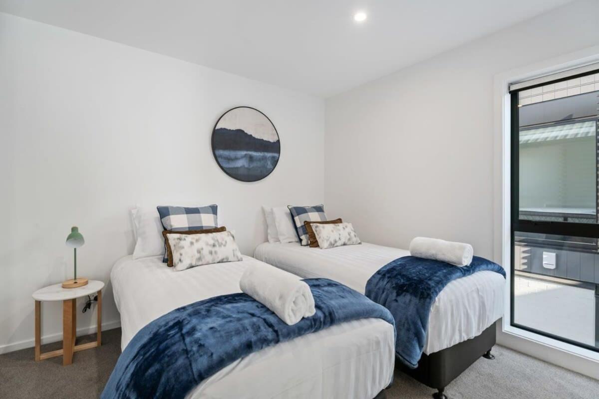 Albert Town Whare Екстер'єр фото