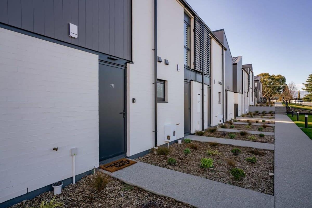 Albert Town Whare Екстер'єр фото